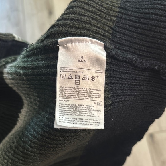 GAP cardigan sweater. Long, pockets, size medium. - Picture 6 of 6